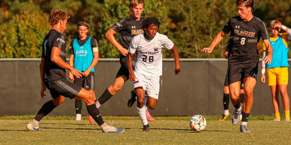 mga soccer player dribbling